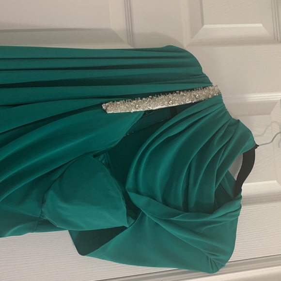 Long Dress, one shoulder Green and white silver. Size xs prom or for wedding - Picture 5 of 6